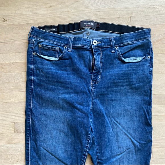 Torrid Premium Sky High Skinny Blue Jeans Medium Wash Woman’s Size 18R - Picture 2 of 11